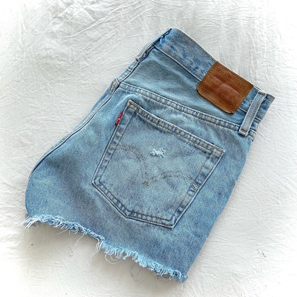 LEVI’S - 501 Distressed Shorts